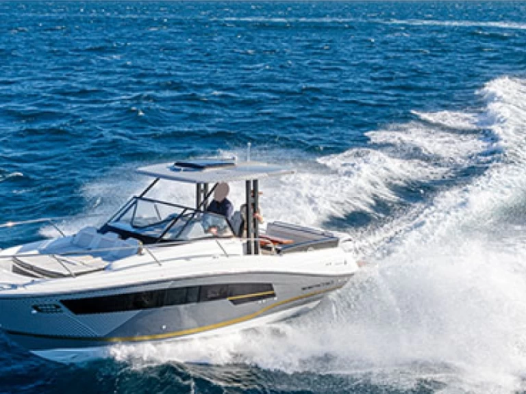 Louez un Jeanneau Cap Camarat 9.0 WA à La Spezia