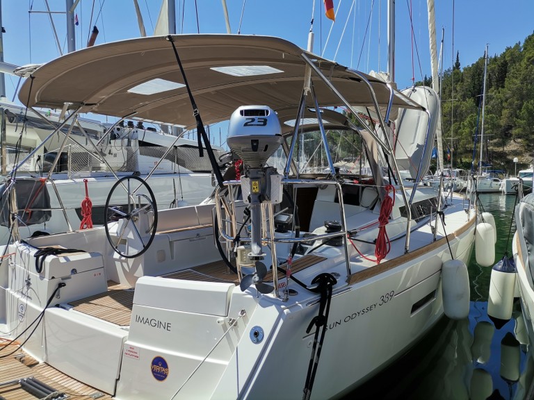 Location bateau Jeanneau Sun Odyssey 389 à Gouviá sur Samboat