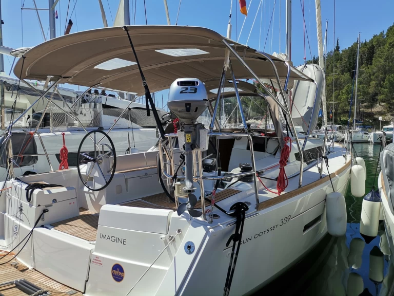 Location bateau Jeanneau Sun Odyssey 389 à Gouviá sur Samboat