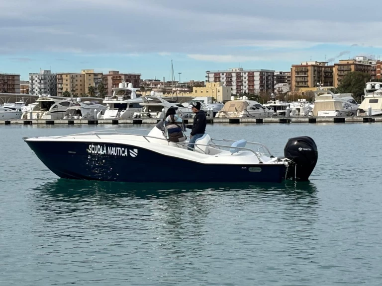 Louer Bateau à moteur avec ou sans skipper Clear Marine à Bisceglie