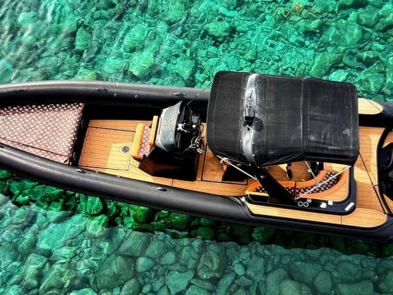 Semi-rigide à louer à Parikia au meilleur prix