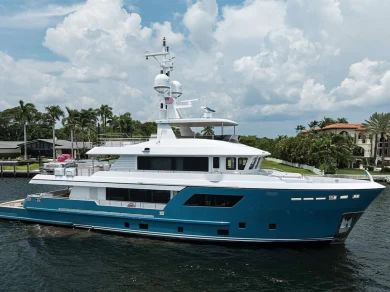 Hire Luxury Yacht with or without skipper Cantiere delle Marche Bahamas
