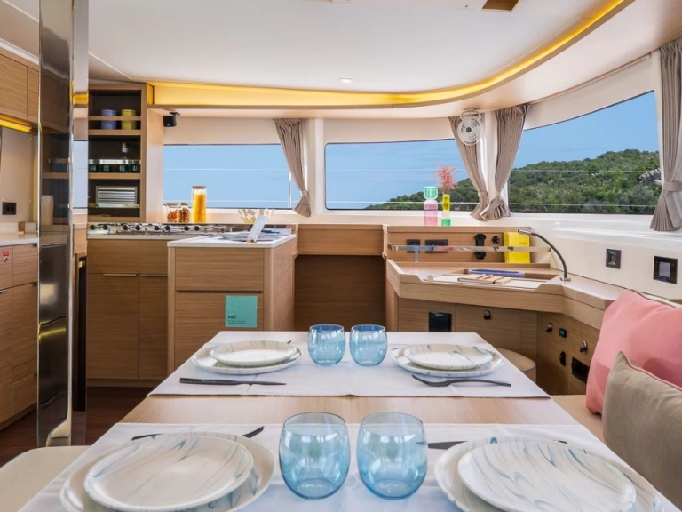 Location bateau Naples pas cher Lagoon 46 Iconic