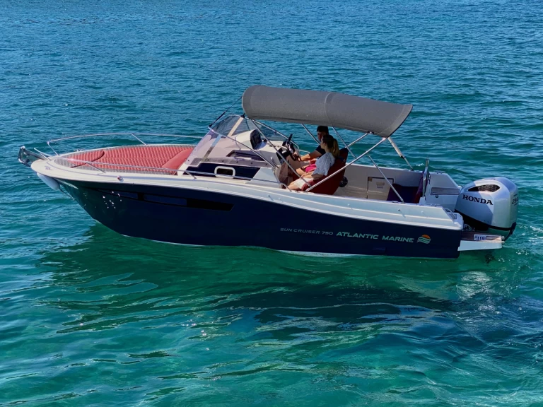 Bateau à moteur à louer à Tribunj au meilleur prix