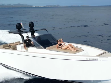 Noleggiare una Planazo 43 a Ibiza (Ville)