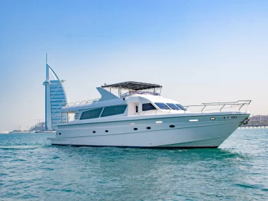 Luxury Yacht hire in Dubaï harbour - Sunseeker Aura