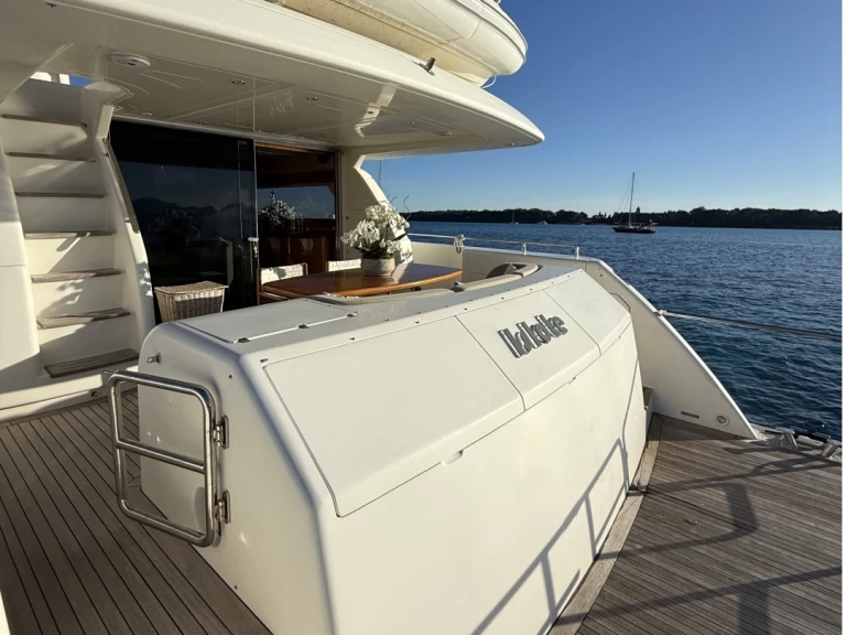 Uniesse 72 Flybridge a louer à Fontvieille