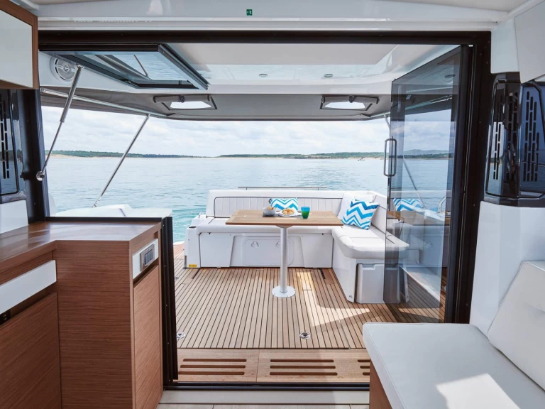 Location bateau Jeanneau NC 37 à Makarska sur Samboat