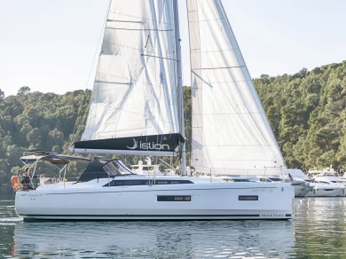 Charter a Bénéteau Oceanis 37.1 in Skradin on Samboat