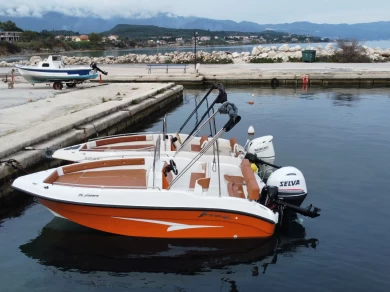 Nireus Ω53 da affittare a  Psaroú