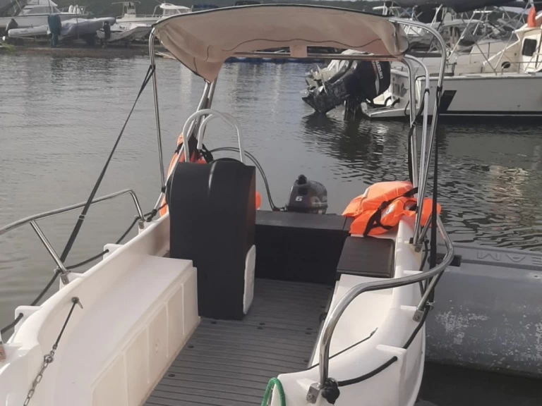 Location Bateau à moteur Whaly avec permis