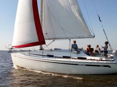 Hire a Bavaria Bavaria 30 Cruiser Larmor-Plage