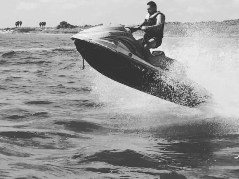 Louez un Yamaha Yamaha VX à Torre Vado