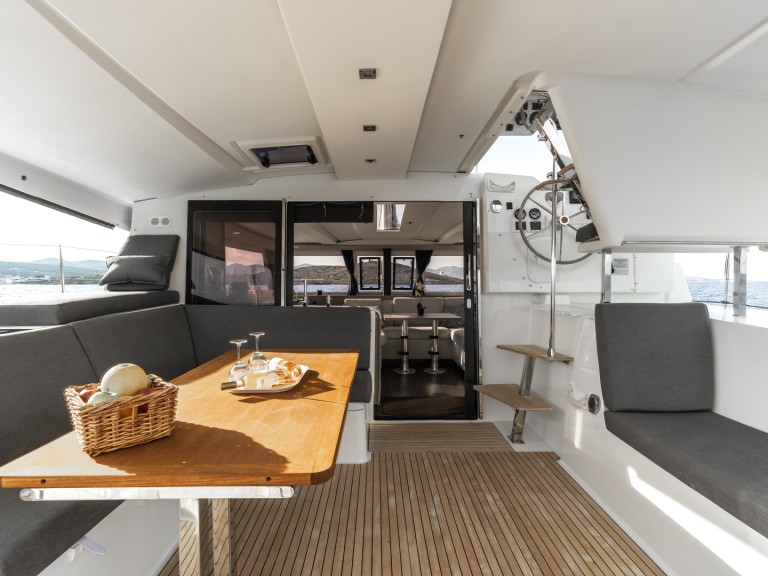 Location bateau Fountaine Pajot Isla 40 à Lávrio sur Samboat