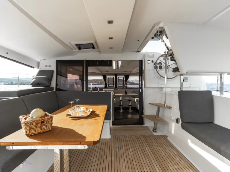 Location bateau Fountaine Pajot Isla 40 à Lávrio sur Samboat