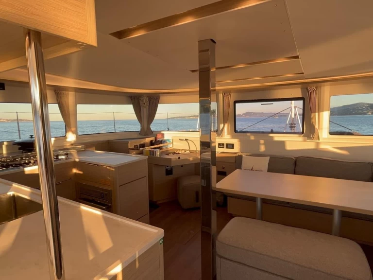 Location bateau Port Grimaud pas cher Lagoon 46