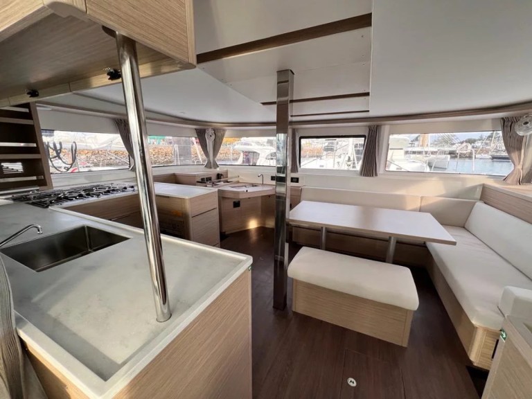 Catamaran à louer à Álimos au meilleur prix