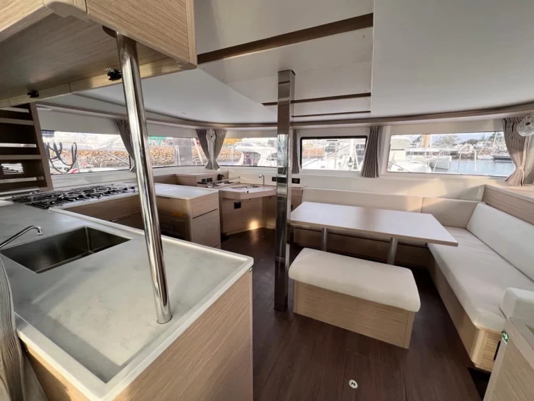 Catamaran à louer à Álimos au meilleur prix