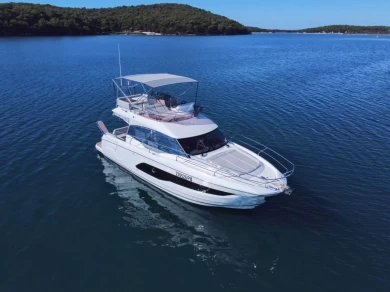 Charter a Jeanneau Prestige 420 Fly - 2 cab. in Pula on Samboat