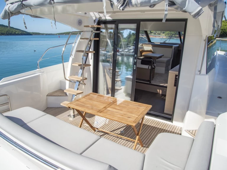 Louez un Jeanneau Prestige 420 Fly - 2 cab. à Pula