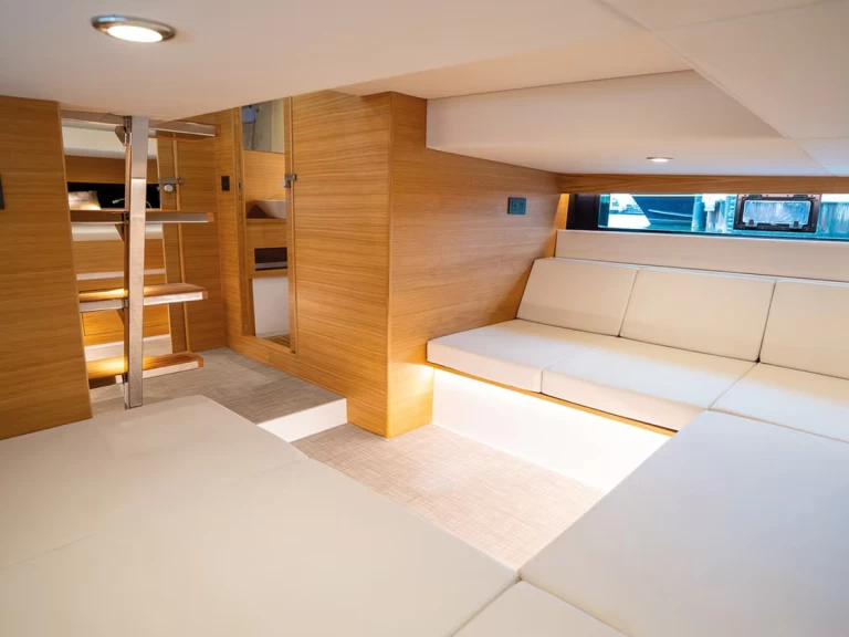 Bateau à moteur à louer à Alyki au meilleur prix