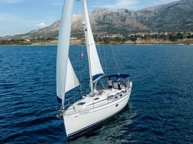Charter a Bavaria Bavaria 38 in Páleros on Samboat