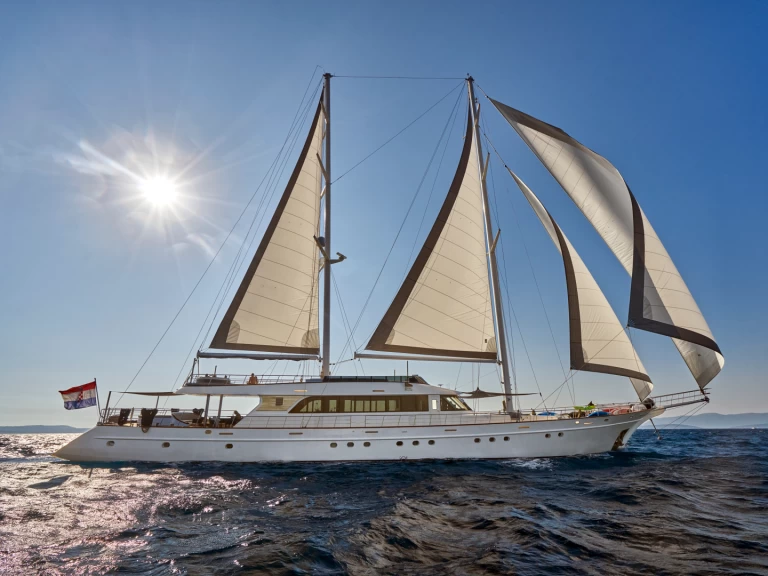 Louez un  Luxury motor sailer à Split