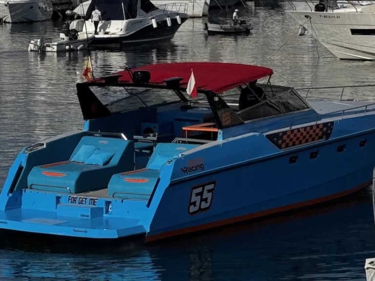 Louer Bateau à moteur avec ou sans skipper Ferretti à Marbella