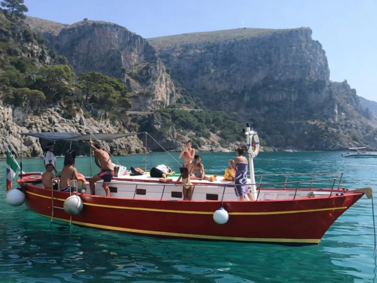 Louer Bateau à moteur avec ou sans skipper Gozzo à Porto di Torre del Greco