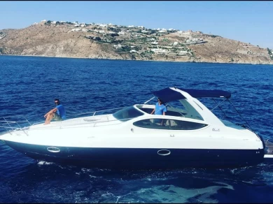 Bateau à moteur à louer à Vlychada au meilleur prix