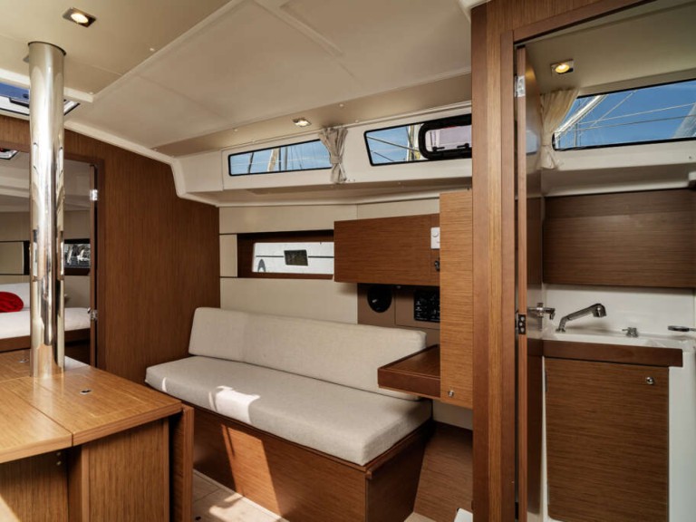 Louez un Bénéteau Oceanis 38 à Olbia