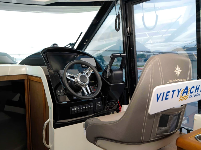 Location Bateau à moteur à Phường Hiệp Bình Chánh - Jeanneau Merry Fisher 895