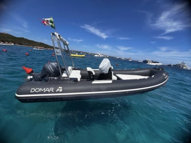 Noleggio barche Arzachena economico DOMAR F6 NERO