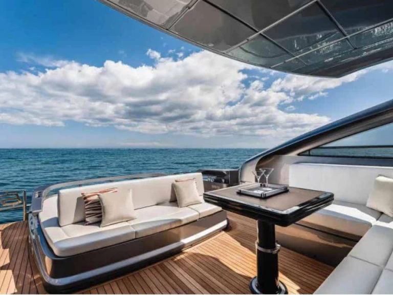 Louer Bateau à moteur avec ou sans skipper Pershing à Castellammare di Stabia