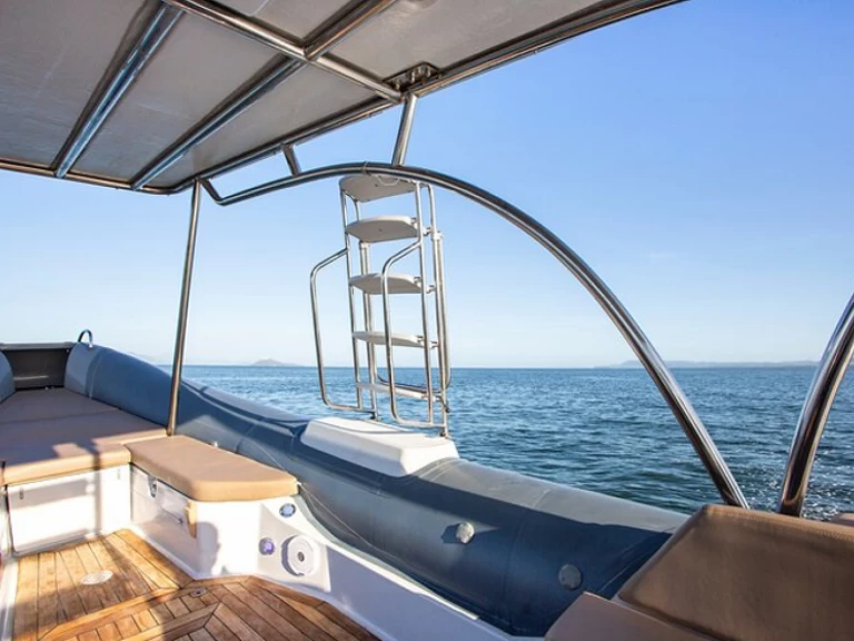 Louer Semi-rigide avec ou sans skipper Zodiac à Coco Bay