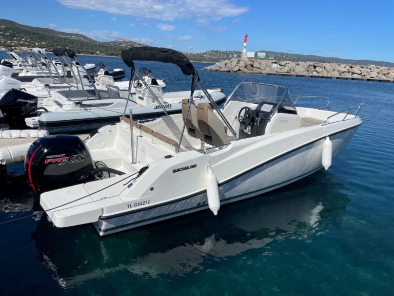 Location bateau Cavalaire-sur-Mer pas cher Quicksilver 675 Activ Open