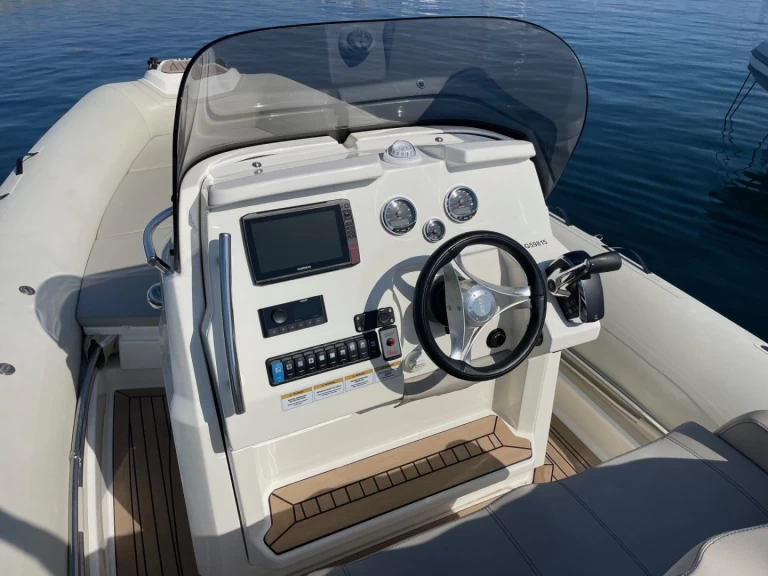 Semi-rigide à louer à Cavalaire-sur-Mer au meilleur prix