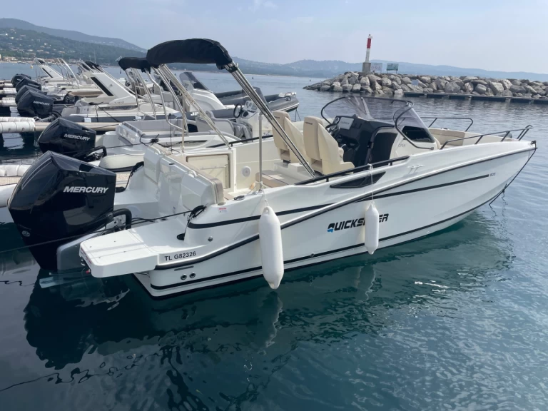 Location bateau Cavalaire-sur-Mer pas cher QUICKSILVER 805
