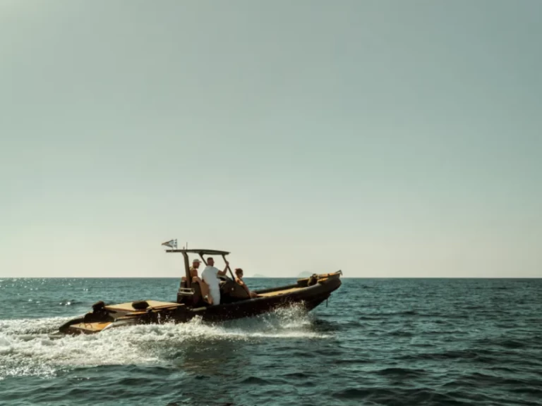 Semi-rigide à louer à Vlychada au meilleur prix