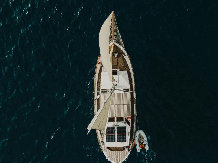 Louez un Custom trehandiri à Vlychada