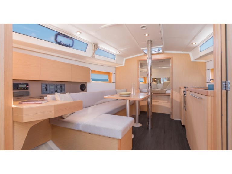 Location bateau Olbia pas cher Oceanis 38 (3/2)