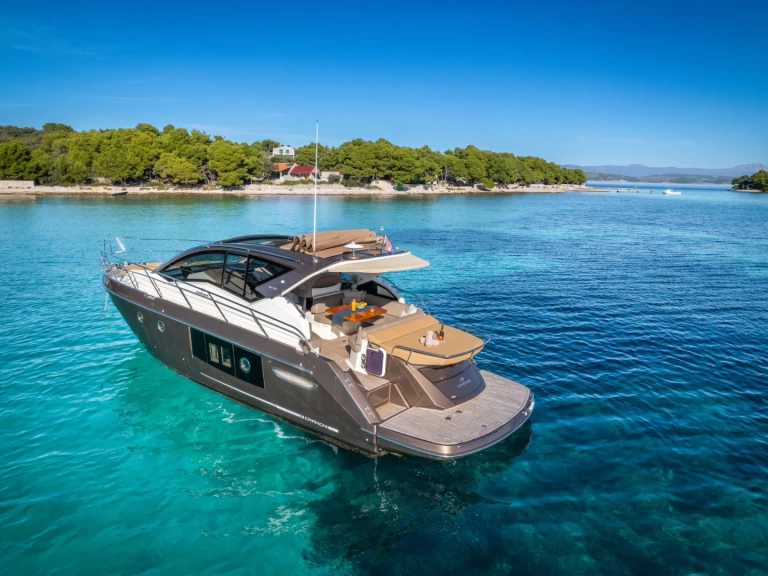 Louez un Cranchi M 44 Hard Top à Split