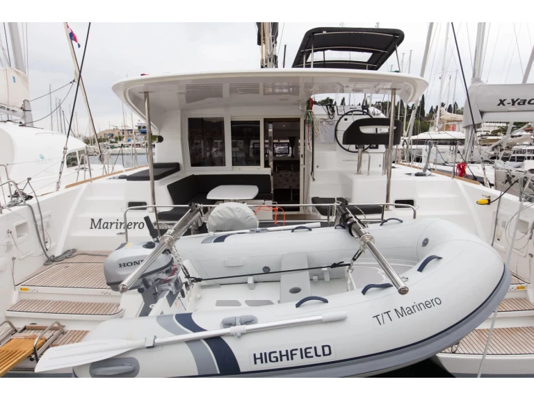 Catamaran à louer à Lávrio au meilleur prix