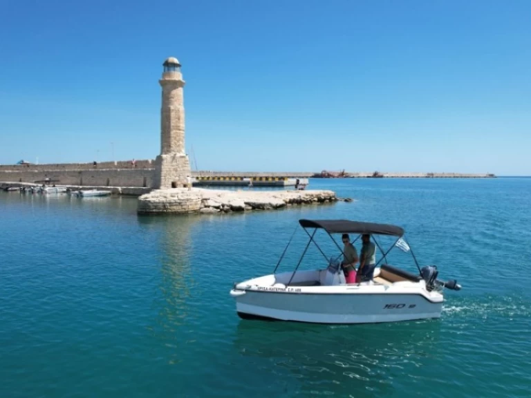 Bateau à moteur à louer à Rethymno au meilleur prix