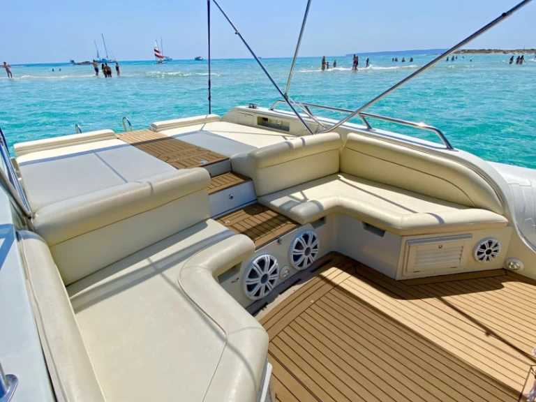 Semi-rigide à louer à Santa Eulària des Riu au meilleur prix