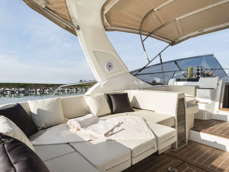 Louer Bateau à moteur avec ou sans skipper Cranchi à Sorrento