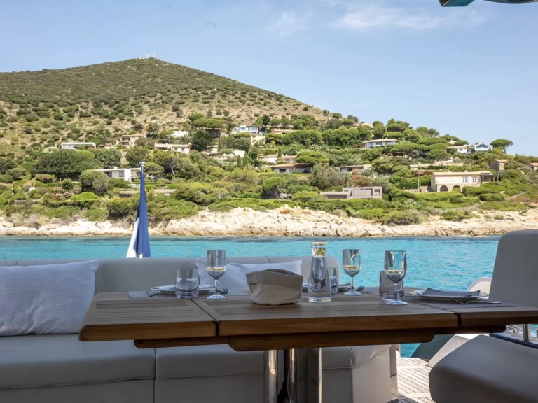 Location bateau Sunseeker Predator 64 à Saint-Tropez sur Samboat