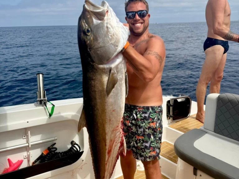 Bateau à moteur à louer à Marina di Portisco au meilleur prix