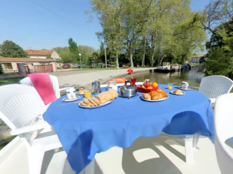 Location bateau Le Boat Royal Classique à Migennes sur Samboat