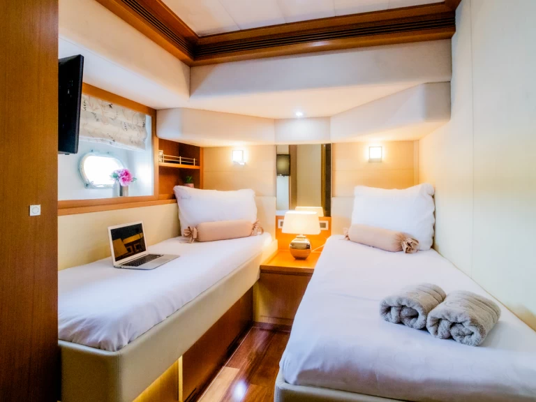 Location bateau Split pas cher Ferretti 780